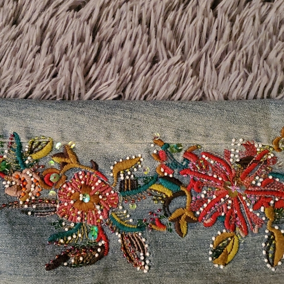 Beaded Floral Capri BANA DI✨️SALE - Picture 2 of 5